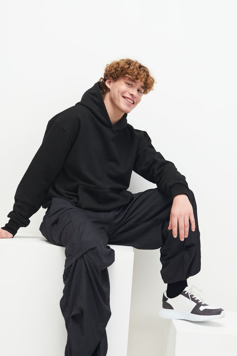 Heavyweight Signatur Oversize Hoodie Person, Sitzen, Schuh, Kopf, Gesicht